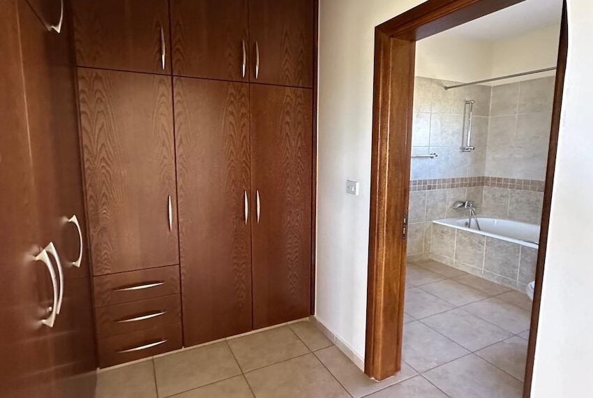 4 bed house for rent Sea caves Paphos_14