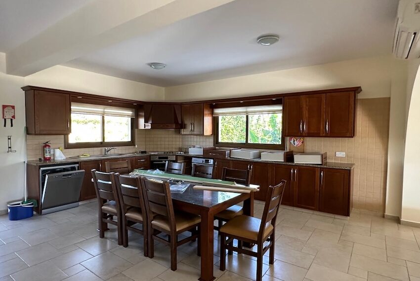 4 bed house for rent Sea caves Paphos_17