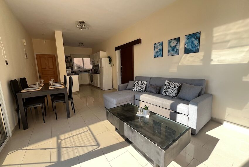 Kings beach 2 bed apartment for rent Paphos_10