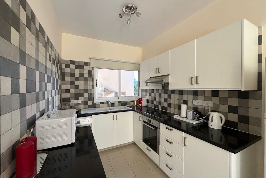 Kings beach 2 bed apartment for rent Paphos_11