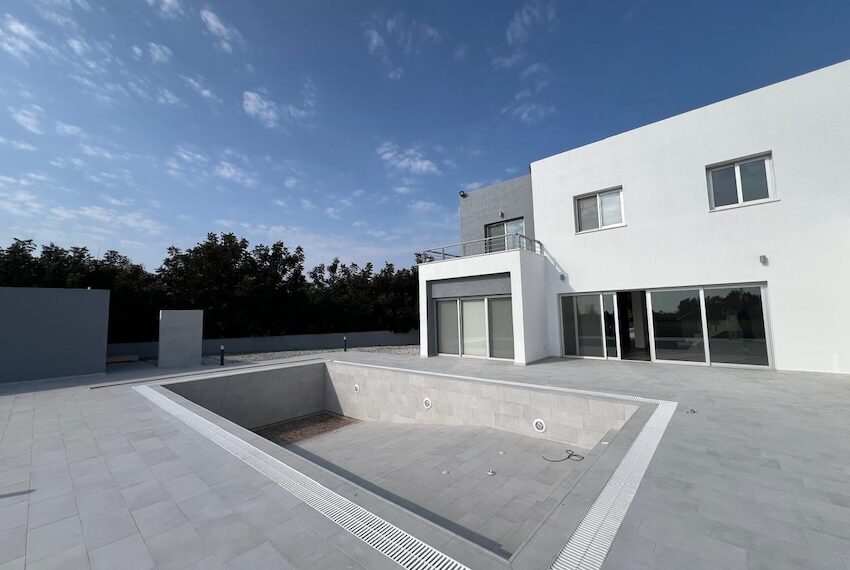 Villa for sale on large plot Paphos_11