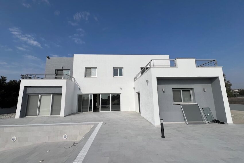 Villa for sale on large plot Paphos_12