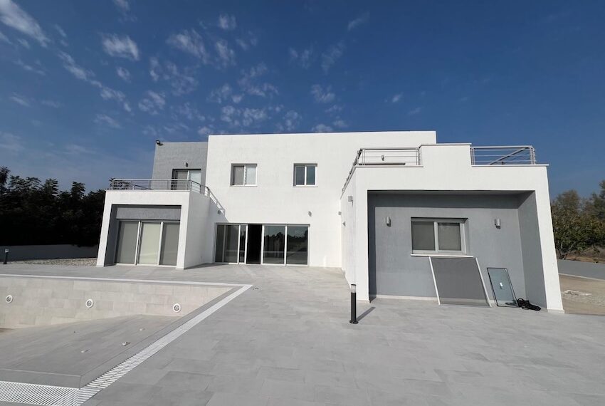 Villa for sale on large plot Paphos_30