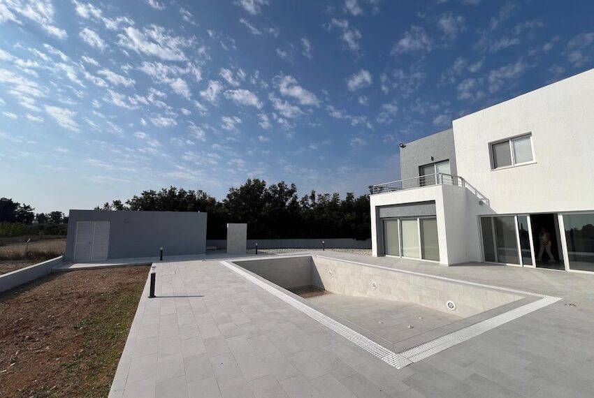Villa for sale on large plot Paphos_31